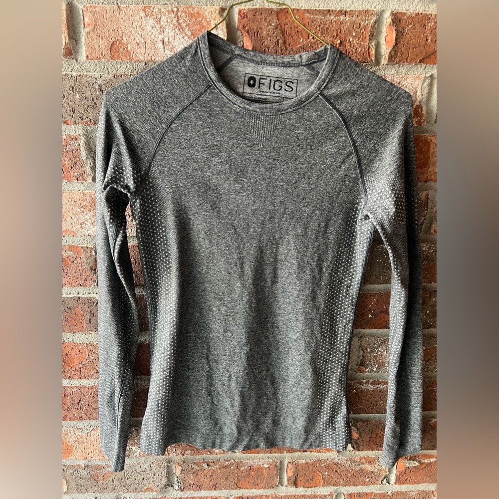 Figs Long Sleeve Tee in Heather Gray